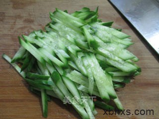 小青瓜炒绿豆芽最正宗的做法 家常小青瓜炒绿豆芽的做法