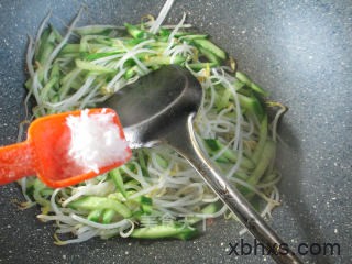 小青瓜炒绿豆芽最正宗的做法 家常小青瓜炒绿豆芽的做法