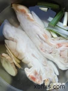 白萝卜海带炖猪蹄的做法