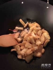 金针菇炒油豆腐的做法