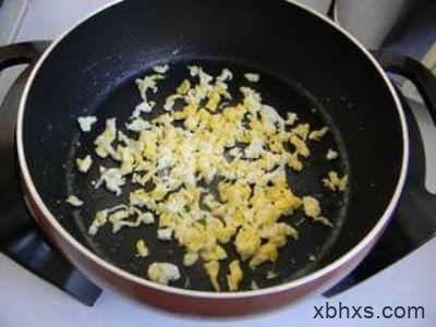 苣荬菜鸡蛋水煎包的做法