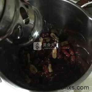 黑豆红枣养生饮的做法