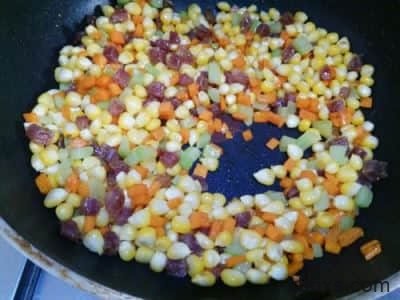 蔬菜玉米腊肠粒的做法