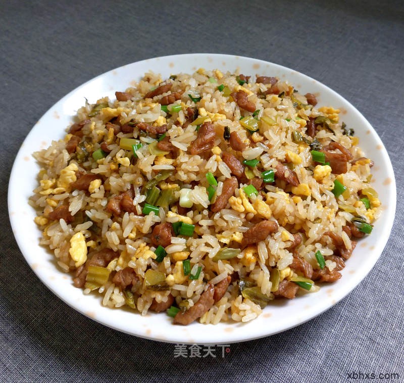 酸菜肉丁蛋炒饭怎么做好吃 酸菜肉丁蛋炒饭最正宗的做法