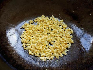 酸菜肉丁蛋炒饭怎么做好吃 酸菜肉丁蛋炒饭最正宗的做法