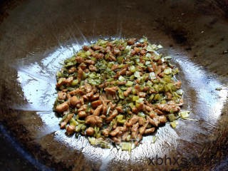 酸菜肉丁蛋炒饭怎么做好吃 酸菜肉丁蛋炒饭最正宗的做法