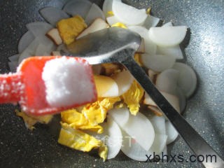 怎么做香干鸭蛋炒萝卜最好吃 香干鸭蛋炒萝卜怎么做好吃