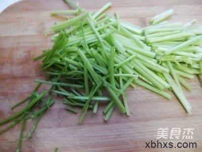 水芹菜炒肉丝的做法