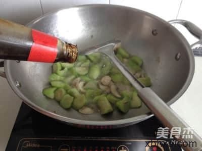 丝瓜蘑菇炒油条的做法