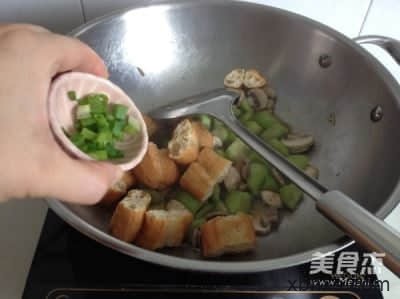 丝瓜蘑菇炒油条的做法