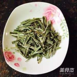 贡菜鱼蛋的做法