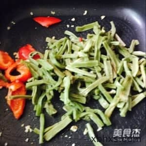 贡菜鱼蛋的做法