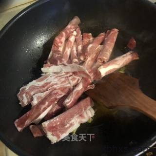 尖椒炒羊肉怎么做好吃 家常尖椒炒羊肉的做法