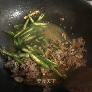尖椒炒羊肉怎么做好吃 家常尖椒炒羊肉的做法