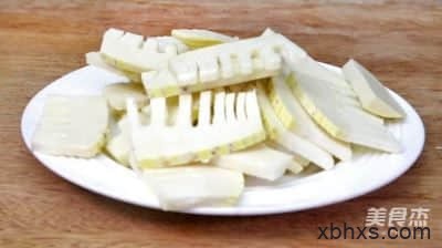 腊肉煎春笋的做法