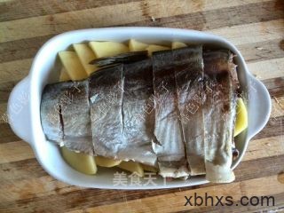 芝士腊肉焗咸鱼怎么做好吃 家常芝士腊肉焗咸鱼的做法