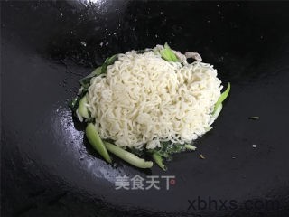 青菜肉丝炒面怎么做好吃 青菜肉丝炒面的家常做法