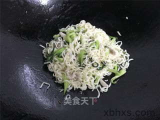 青菜肉丝炒面怎么做好吃 青菜肉丝炒面的家常做法