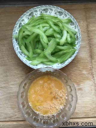 芹菜炒鸡蛋最正宗的做法 家常芹菜炒鸡蛋的做法