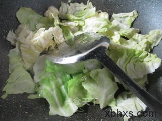 肘花火腿炒圆白菜最正宗的做法 家常肘花火腿炒圆白菜的做法