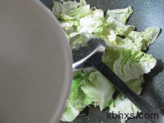 肘花火腿炒圆白菜最正宗的做法 家常肘花火腿炒圆白菜的做法